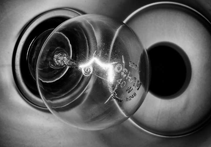 das schwarzweiss Bild zeigt eine Glühbirne